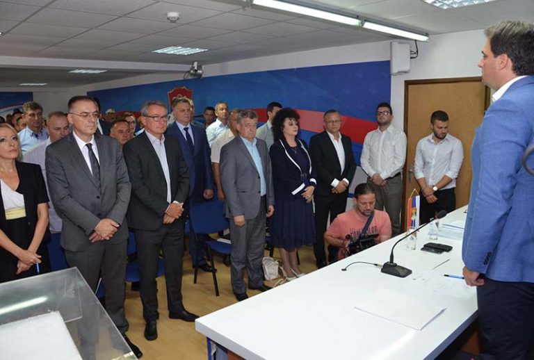 ГОВЕДАРИЦА СПРЕМА ИЗНЕНАЂЕЊЕ: Јавно лобира за Шаровића, а тајно ради за своју кандидатуру