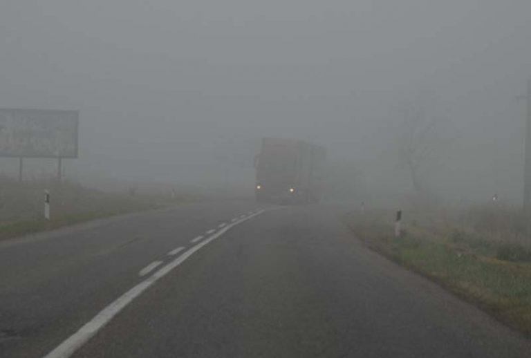 У котлинама и дуж ријечних токова, јутарња магла мјестимично смањује видљивост