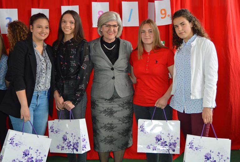 „ДАН ДЈЕЧИЈИХ ПОСТИГНУЋА“: Ученица генерације Наташа Копривица