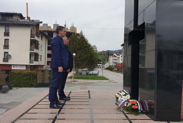 Полагањем цвијећа на споменике страдалим обиљежен 9.мај