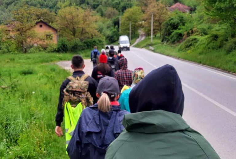 Ходочасници на путу ка Пивском манастиру