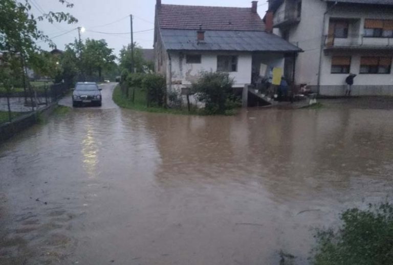 КРИТИЧНО У ПРИЈЕДОРУ: Заплављено 200 кућа, пресјечени путеви