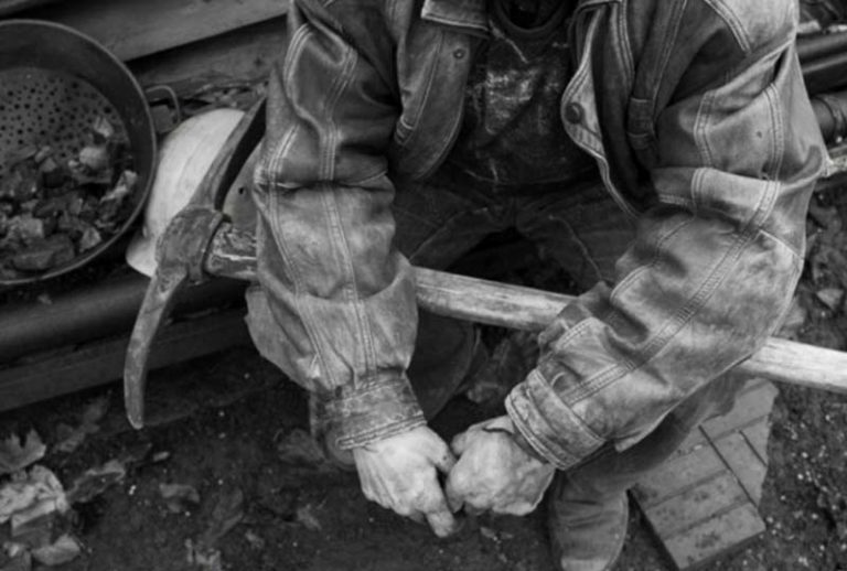 РУДАРИ У ЗЕНИЦИ ЗАУСТАВИЛИ ПОГОНЕ: “Радимо за минималац, одлучни смо да истрајемо”