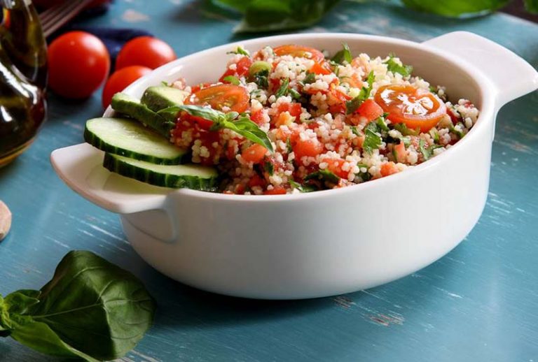 Сјајна љетња салата са кускусом, чери парадајзом, краставцем и леблебијама
