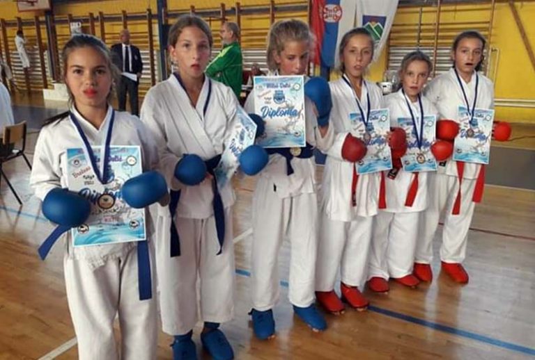 Најмлађи каратисти Гласинца освојили осамнаест медаља