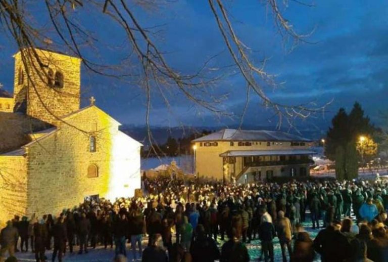 Величанствено: Преко 5 хиљада вјерника на молебану у Ђурђевим Ступовима