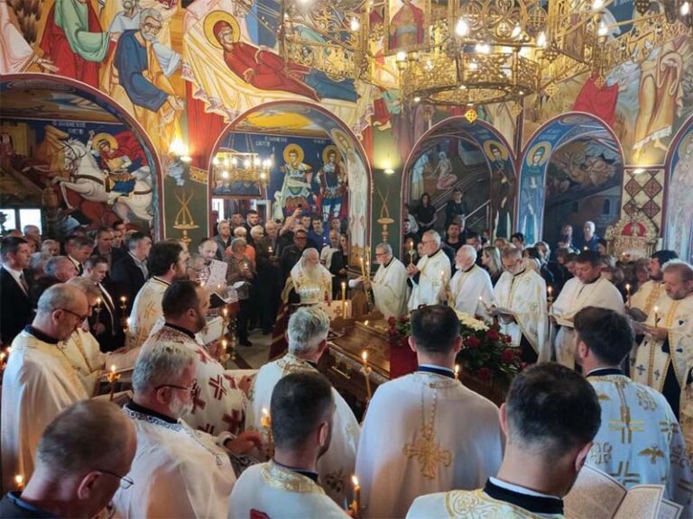 Сахрањен свештеник Војислав Војо Чаркић