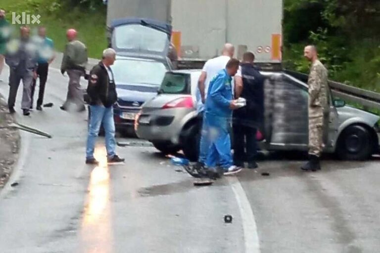 Тешка саобраћајна несрећа на путу Љубогошта – Подроманија, повријеђено пет особа