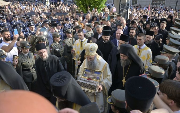 ПРОДУЖЕН БОРАВАК СВЕТИЊЕ У БЕОГРАДУ: Ево до када Појас Пресвете Богородице остаје у Храму Светог Саве!