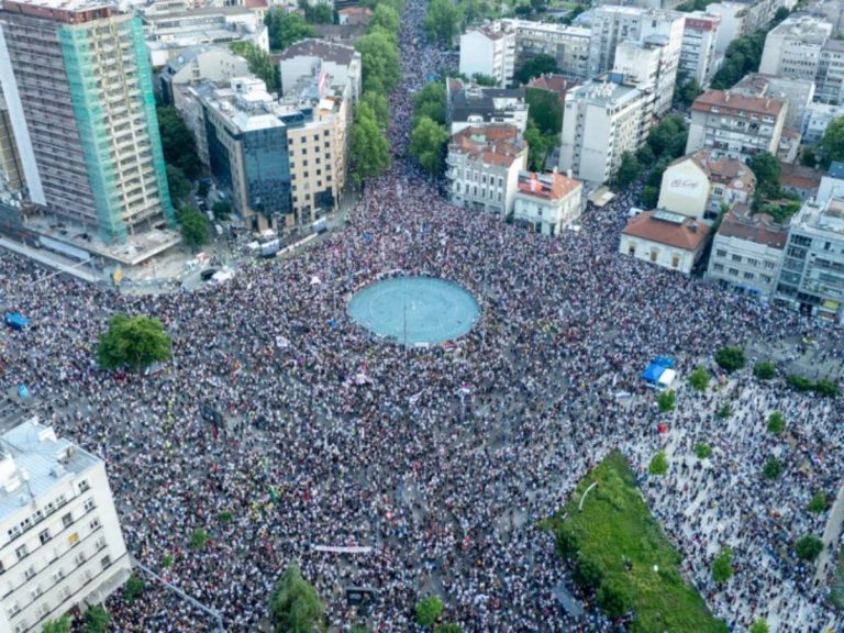 Протест у Београду: Десетине хиљада људи на Славији (ВИДЕО)